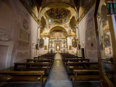 La chiesa, dalla pianta a croce greca, si presenta scandita in due ordini sovrapposti...